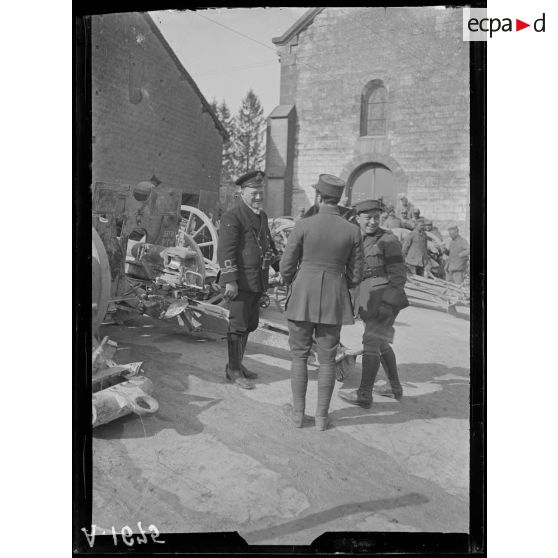 Livry-sur Vesle. Marne. Officier de marine anglais examinant les canons pris aux allemands. [légende d'origine]
