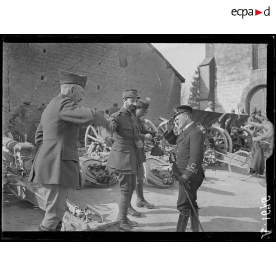 Livry-sur Vesle. Marne. Officier de marine anglais examinant les canons pris aux allemands. [légende d'origine]