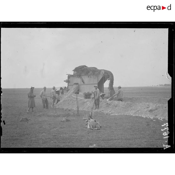 Route de Mormelon à Aubérive. Marne. Machine à creuser les tranchées. [légende d'origine]
