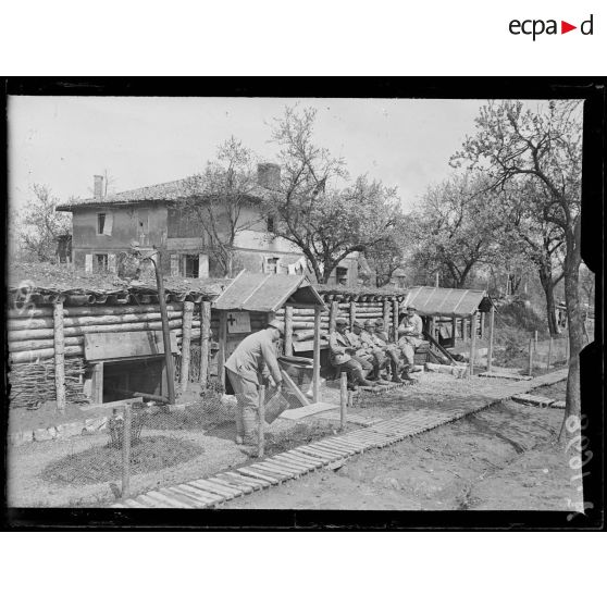 Virginy. Marne. Le Printemps au front. Soldats convalescents au soleil. [légende d'origine]