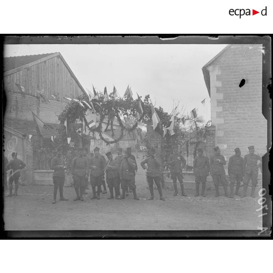 Vouzy. Marne. Fête de la Division Marocaine. Cantonnements des tirailleurs pavoisés. [légende d'origine]