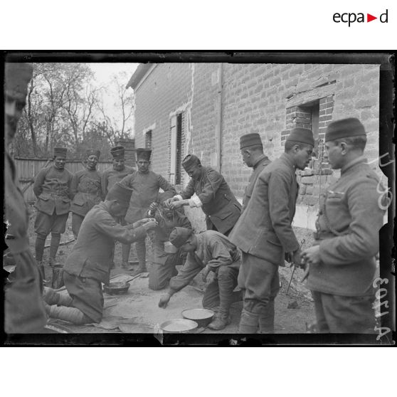 Vouzy. Marne. Fête de la Division Marocaine. La préparation du couscous. [légende d'origine]