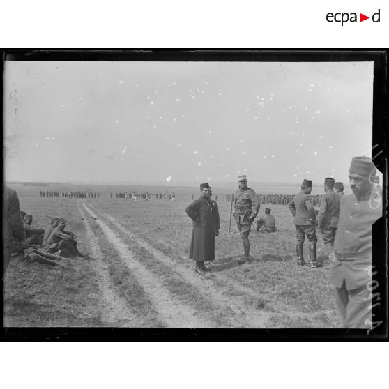 Vouzy. Marne. Fête de la Division Marocaine. Saut en hauteur. [légende d'origine]