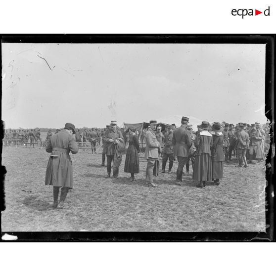 Vouzy. Marne. Fête de la Division Marocaine. Artistes du théâtre aux armées assistant à la fête. [légende d'origine]