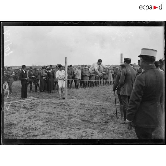 Vouzy. Marne. Fête de la Division Marocaine. Saut sans élan. [légende d'origine]