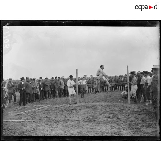 Vouzy. Marne. Fête de la Division Marocain. Saut sans élan. [légende d'origine]