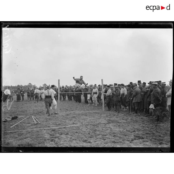 Vouzy. Marne. Fête de la Division Marocaine. Saut avec élan. [légende d'origine]