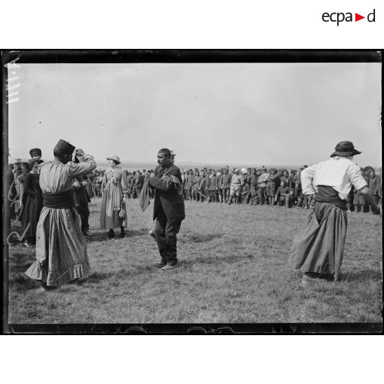 Vouzy. Marne. Fête de la Division Marocaine. La danse du ventre. [légende d'origine]