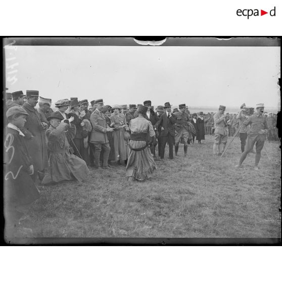 Vouzy.Marne. Fête de la Division Marocaine. La danse du ventre. [légende d'origine]