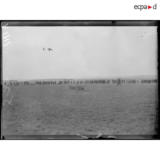 Vouzy. Marne. Fête de la Division Marocaine. Un avion survole la fête. [légende d'origine]