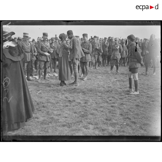 Vouzy. Marne. Fête de la Division Marocaine. La récompense d'un vainqueur. [légende d'origine]