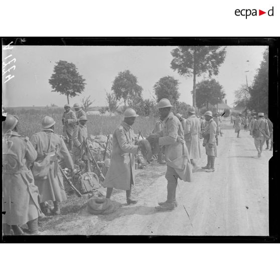 Soudé Ste Croix (Marne). Troupes noires à l'instruction. Pendant la grande halte. Distribution de pain. [légende d'origine]