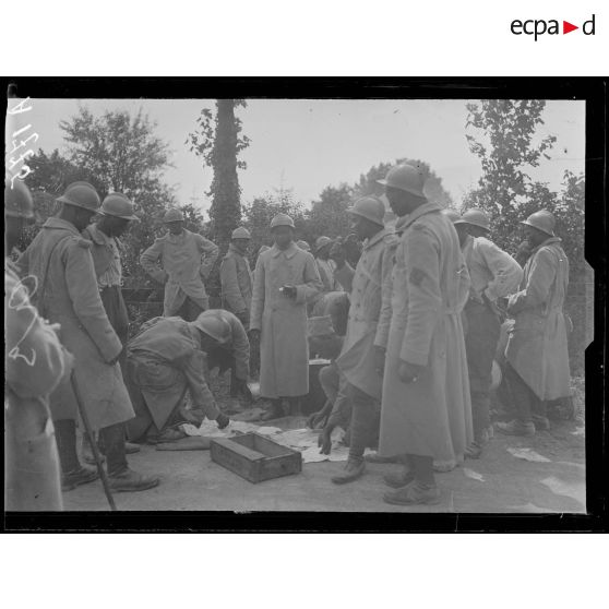 Soudé Ste Croix (Marne). Troupes noires à l'instruction. Pendant la grande halte. Distribution de café et de sucre aux troupes noires. [légende d'origine]