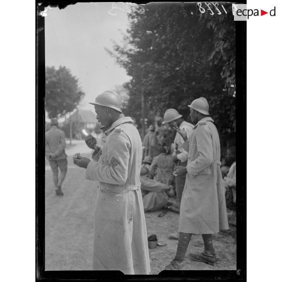 Soudé Ste Croix (Marne). Troupes noires à l'instruction. Pendant la grande halte. "Une bonnne tartine". [légende d'origine]