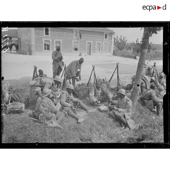 Soudé Ste Croix (Marne). Troupes noires à l'instruction. Pendant la grande halte. Repas des troupes noires. [légende d'origine]