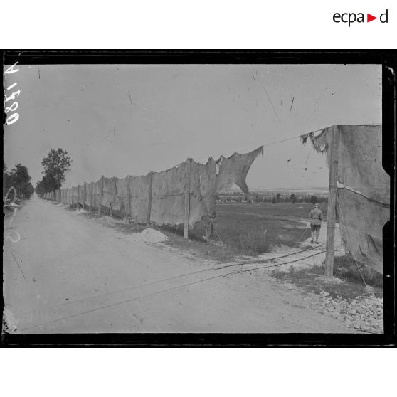 Près du village gascon. Région du Mont sans Nom (Marne). Camouflage de l'ancienne chaussée romaine. [légende d'origine]