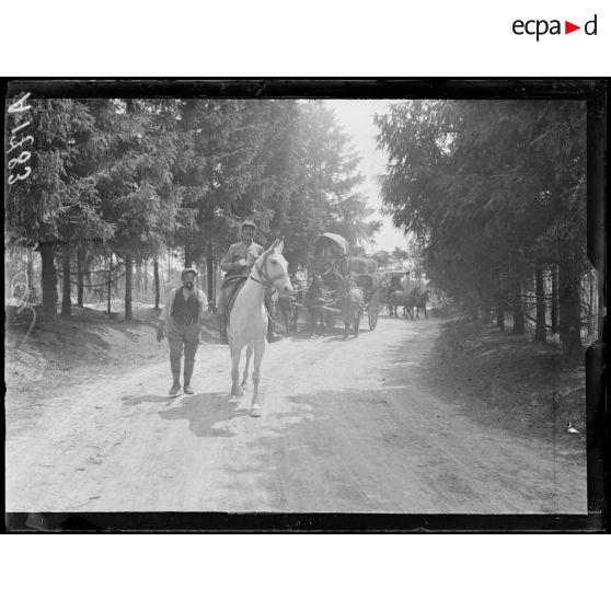 Camp d'artillerie de l'Hermitage. Un convoi. [légende d'origine]