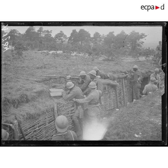 Sommepy. Marne. Les troupes noires à l'instruction. Mitrailleurs dans la tranchée. [légende d'origine]