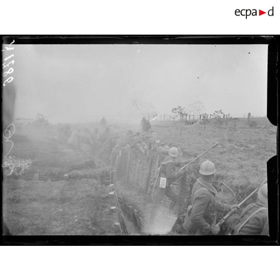 Sommepy. Marne. Les troupes noires à l'instruction. Tir dans la tranchée. Fusil lance-grenades. [légende d'origine]
