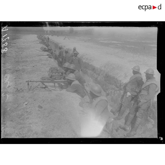 Sommepy. Marne. Les troupes noires à l'instruction. Tir dans la tranchée. Fusil lance-grenades. [légende d'origine]
