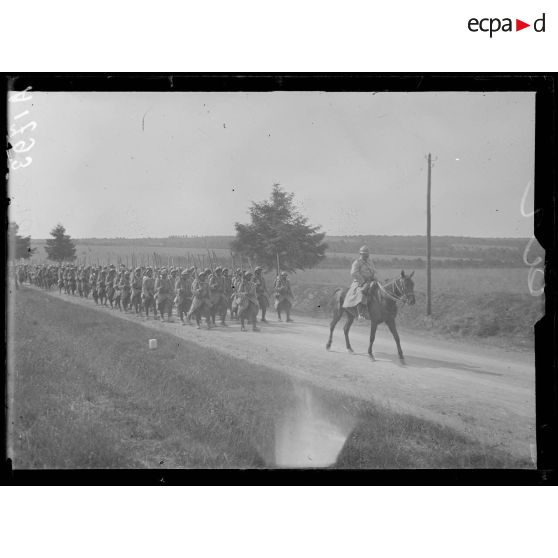 Sommepy. Marne. Les troupes noires à l'instruction. Tir dans la tranchée. Fusil lance-grenades. [légende d'origine]
