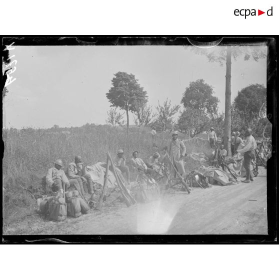Sommepy. Marne. Les troupes noires à l'instruction. Tir dans la tranchée. Fusil lance-grenades. [légende d'origine]