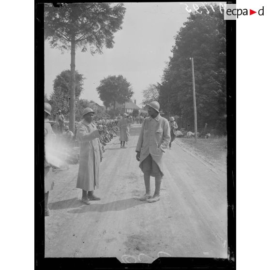 Soudé Ste Croix. Marne. Pendant la grande halte (troupes noires). [légende d'origine]