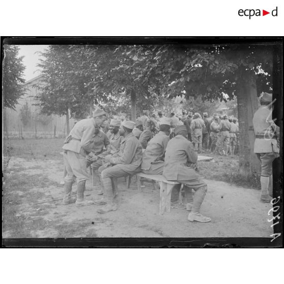 Sommepy. Marne. Sénégalais écoutant la musique militaire. [légende d'origine]