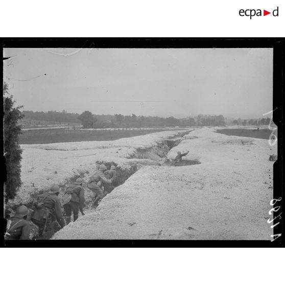 Sommepy. Marne. Sénégalais à l'instruction. Mouvement dans un boyau. [légende d'origine]