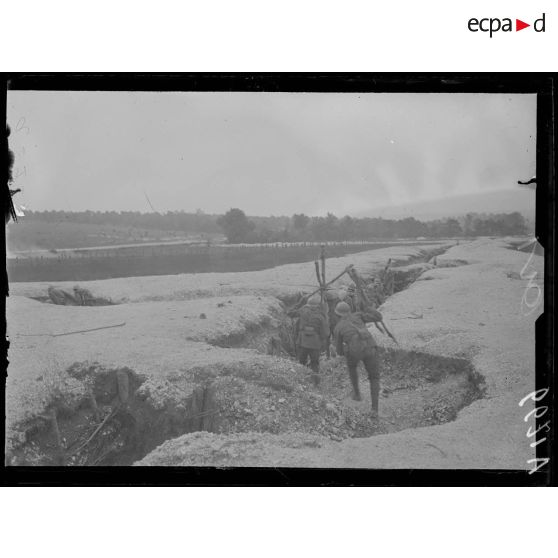 Sommepy. Marne. Sénégalais à l'instruction. Mouvement dans un boyau. [légende d'origine]