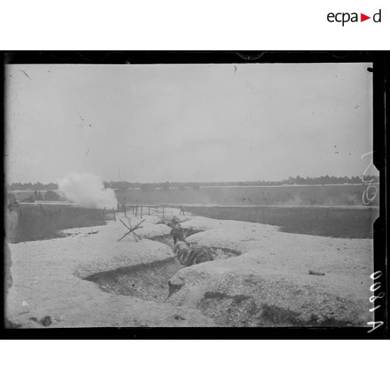 Sommepy. Marne. Sénégalais à l'instruction. Progression dans un boyau. [légende d'origine]