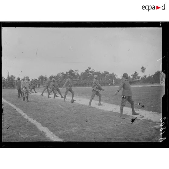 Sommepy. Marne. Grenadiers s'exerçant (sénégalais). [légende d'origine]