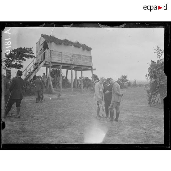 Camp de Mailly. Aube. Devant l'observatoire du Président, le général Pétain, Mr. Painlevé, le général Fayolle et à gauche le général Gouraud. [légende d'origine]