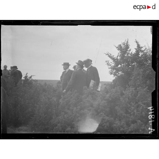 Camp de Mailly. Aube. Mr Poincaré près de son observatoire. [légende d'origine]