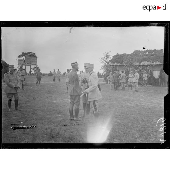 Camp de Mailly. Aube. Le général Gouraud et Mr Millevoye, député. [légende d'origine]