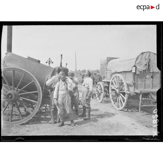 Saint Martin sur le Pré. Marne. Equipe militaire agricole, pendant le battage. Une pause. [légende d'origine]