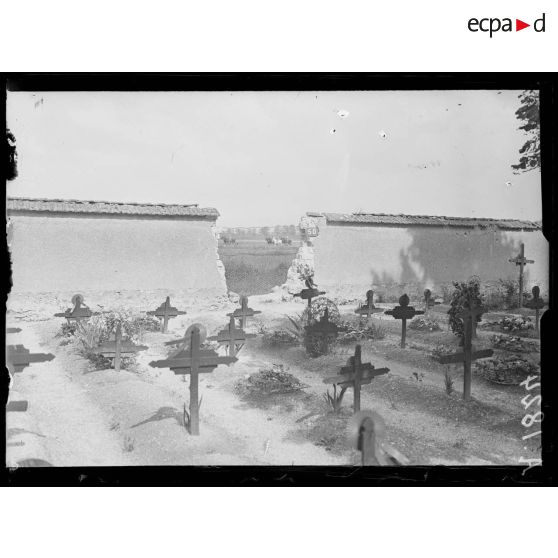 Mourmelon le Grand. Marne. Brèche faite par une bombe au mur du cimetière. [légende d'origine]