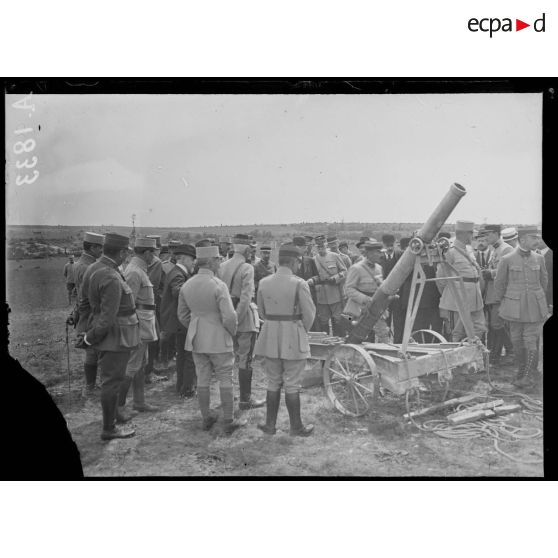 Camp de Mailly. Marne. Expériences de nouveaux engins de tranchée. Mr Poincaré examine un canon de tranchée. [légende d'origine]