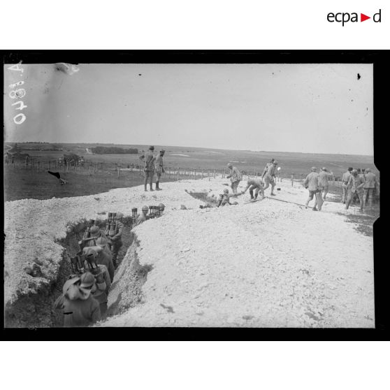 Camp de Mailly. Marne. Porteurs d'obus dans un boyau. [légende d'origine]