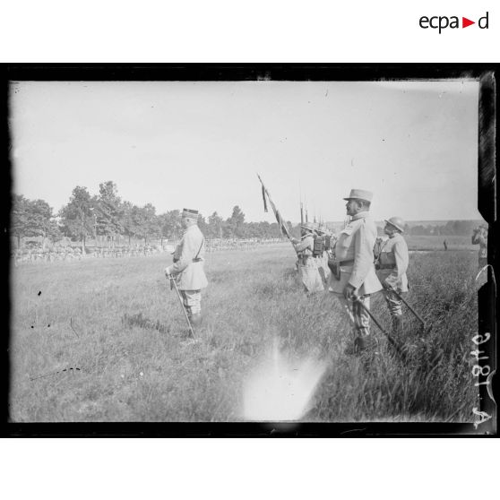 La Veuve. Marne. Le 221e régiment d'infanterie défile devant le général Nourisson. [légende d'origine]
