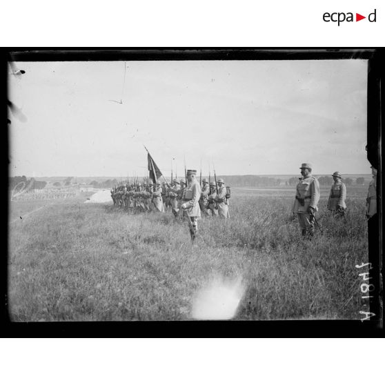 La Veuve. Marne. Le 221e régiment d'infanterie défile devant le général Nourisson. [légende d'origine]