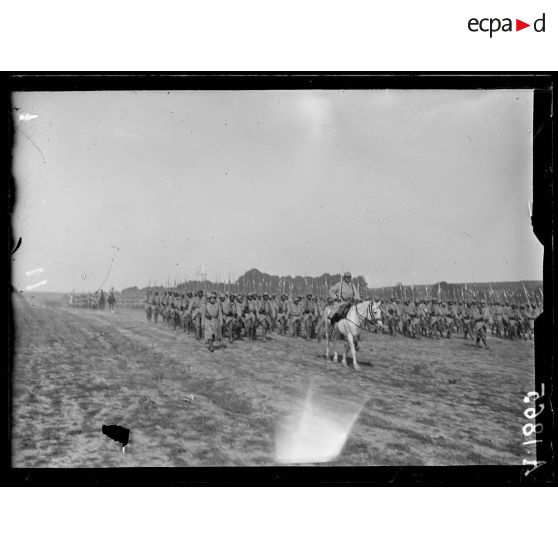 Camp de Mailly. Aube. Revue des troupes sénégalaises par le général Maîtrot. Le général Maîtrot et ses officiers d'E.M. [légende d'origine]