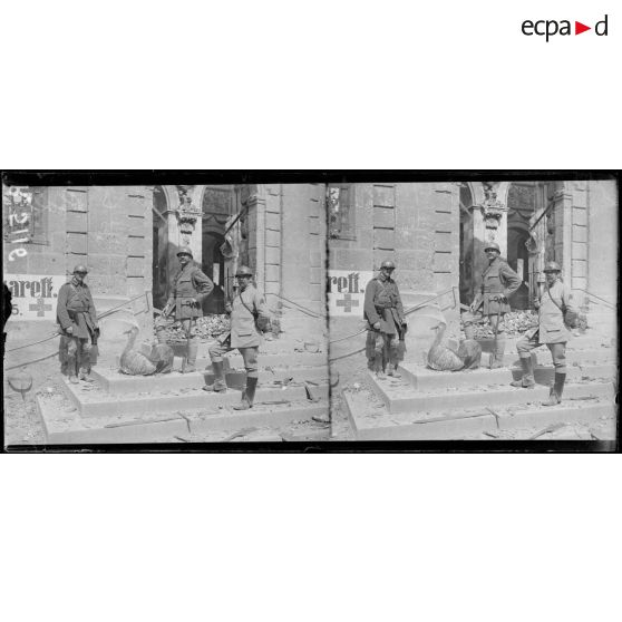 Ham (Somme). Devant le porche de l'église Saint-Charles, le lieutenant colonel Maurel, commandant le 125e d'infanterie, entré le premier dans Ham. Au 1er plan, le coq de l'église. [légende d'origine]