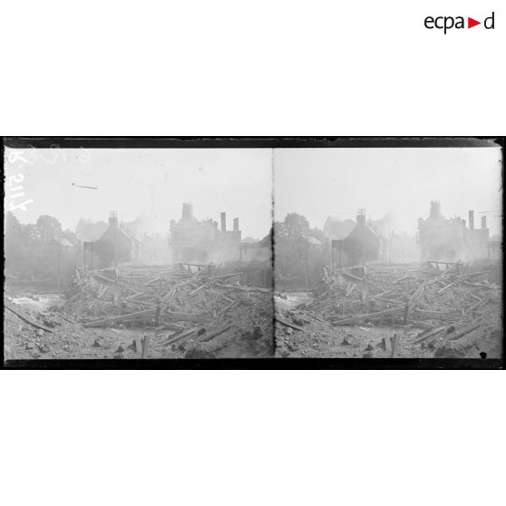 Ham (Somme). Maisons détruites, au fond, l'église Saint Charles achevant de brûler. [légende d'origine]