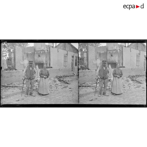 Ham (Somme). M. Payen, garde champêtre de St Sulpice et Mme Célina Delorme restés à Ham pendant l'occupation allemande et la destruction de la ville. [légende d'origine]
