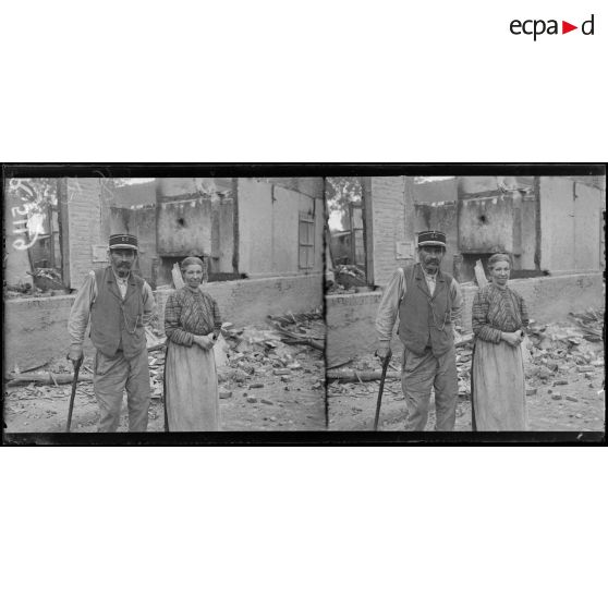 Ham (Somme). M. Payen, garde champêtre de St Sulpice et Mme Célina Delorme restés à Ham pendant l'occupation allemande et la destruction de la ville. [légende d'origine]