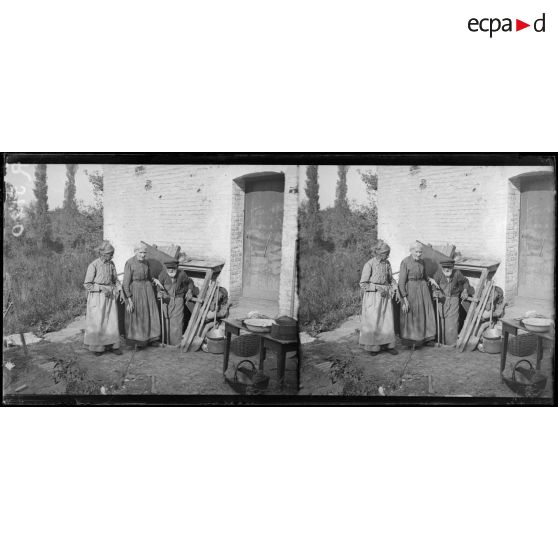 Ham (Somme). La famille Trépant restée à ham pendant l'occupation allemande et la destruction de la ville. [légende d'origine]