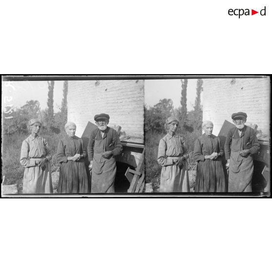 Ham (Somme). La famille Trépant restée à ham pendant l'occupation allemande et la destruction de la ville (le père, 86 ans, la mère 80 ans, la fille 58 ans). [légende d'origine]