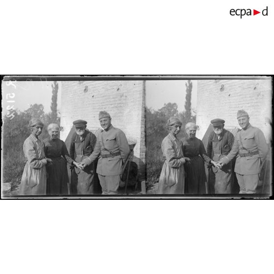 Ham (Somme). La famille Trépant restée à ham pendant l'occupation allemande et M. Le Roy-Kruski de l'American Mission. [légende d'origine]