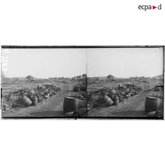 Ham (Somme). A la gare, amas de ferraille que les allemands n'ont pu emporter. [légende d'origine]